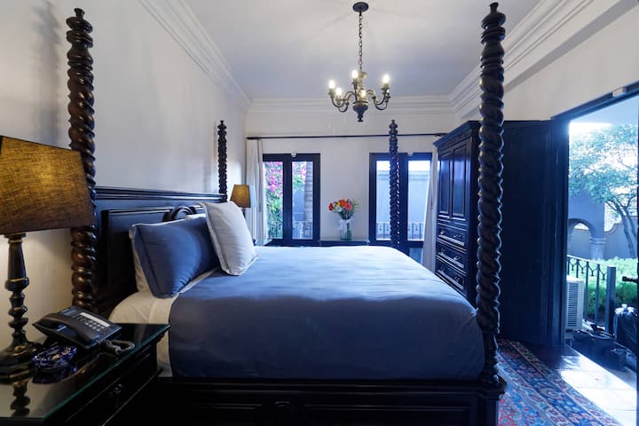 Dormitorio independiente de casa con cama tamaño king y baño completo n.º2