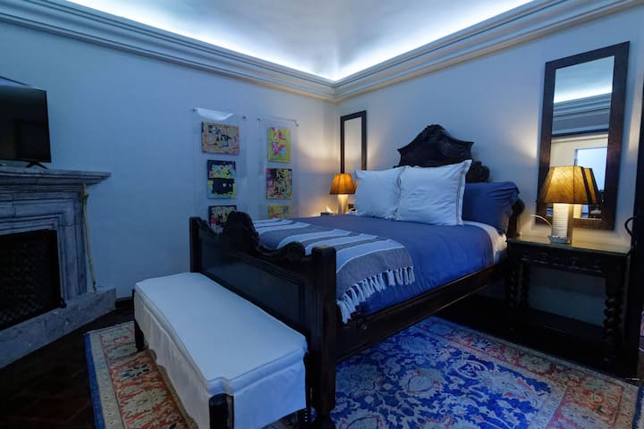 Casa principal Dormitorio2 con cama queen y baño completo