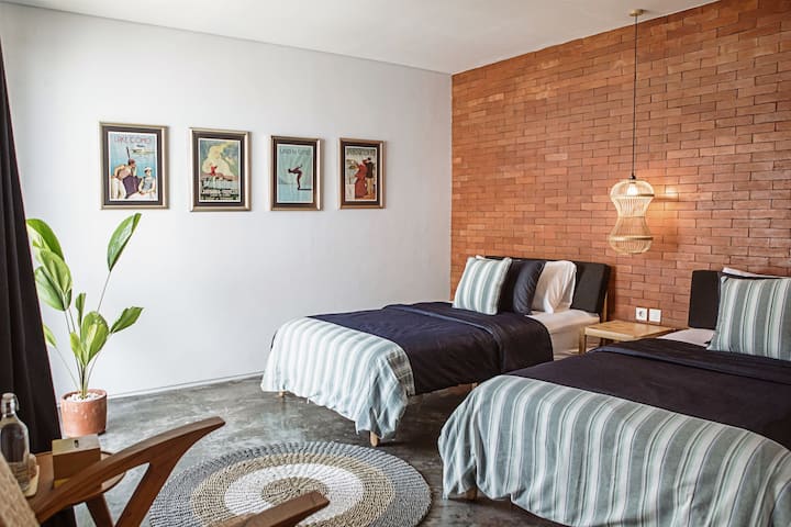 Bedroom with twin beds