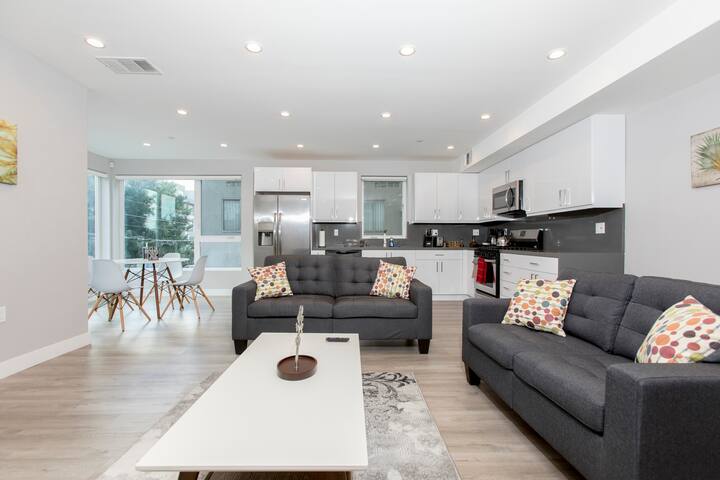 Modern 2BR Condo + Patio Hollywood Boulevard