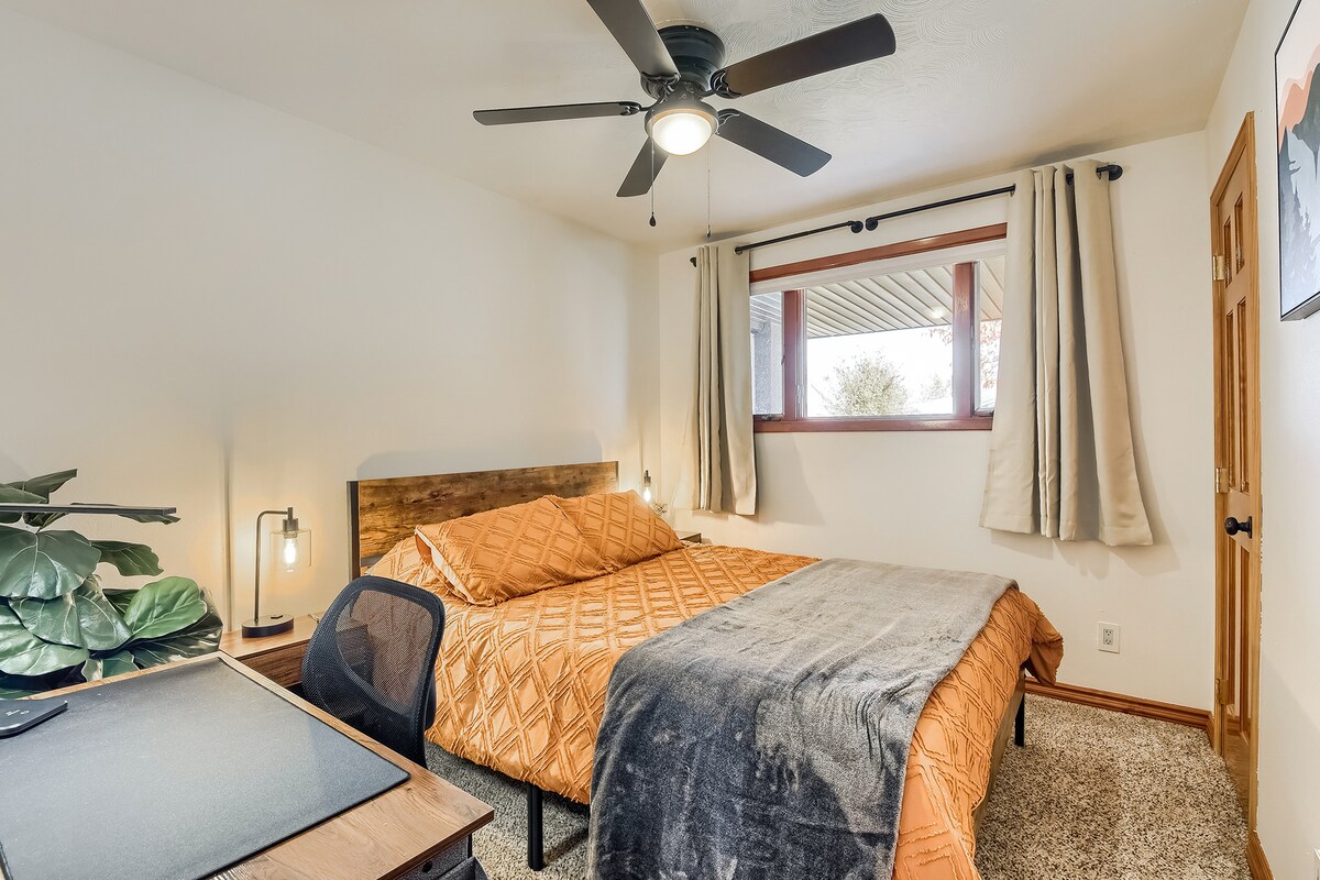 Chumba cha 3 cha kulala: Dawati + intaneti yenye kasi kubwa ikiwa unahitaji kufanya kazi ukiwa mbali!