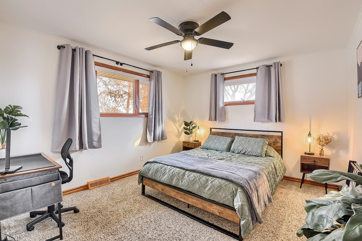 Chumba cha kulala cha 1: Lala vizuri na godoro la "povu la kumbukumbu la 12" na uchaguzi wako wa mito thabiti au laini!