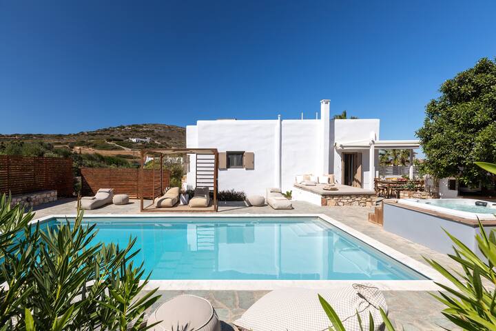 Aiolos – Private Pool & Jacuzzi Villa