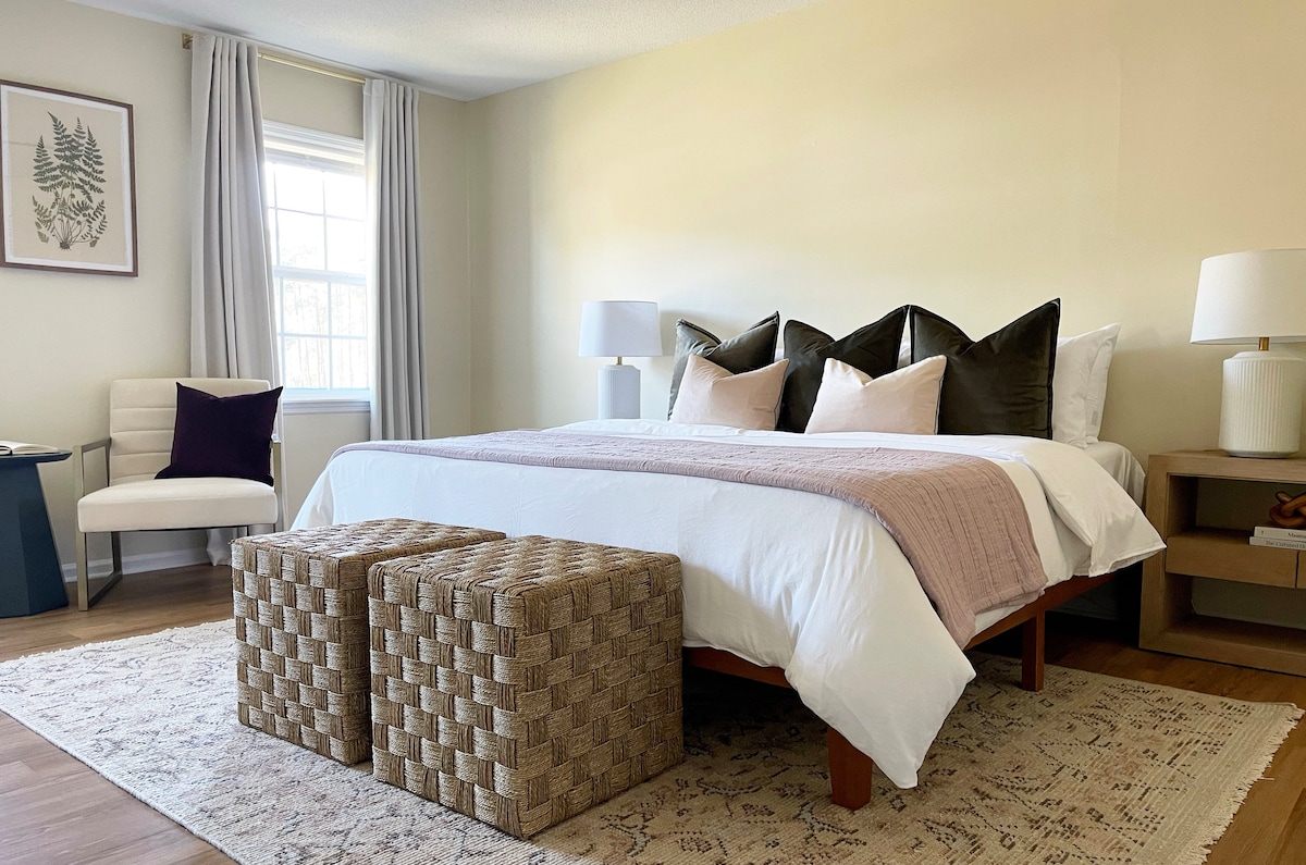 Glavni apartman na drugom katu opremljen je bračnim krevetom, udobnom stolicom i plišanim posteljinom. Kupaonica s WC-om udaljena je svega nekoliko koraka i do nje se može doći izravno kroz ugradbeni ormar u ovoj spavaćoj sobi. 