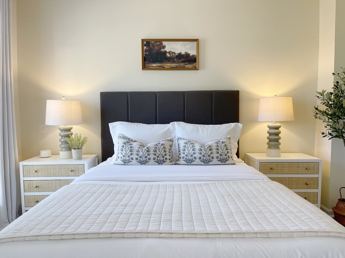 Svijetla i prozračna – soba ima svježu bijelu posteljinu i minimalistički dekor, stvarajući umirujuću i udobnu atmosferu.