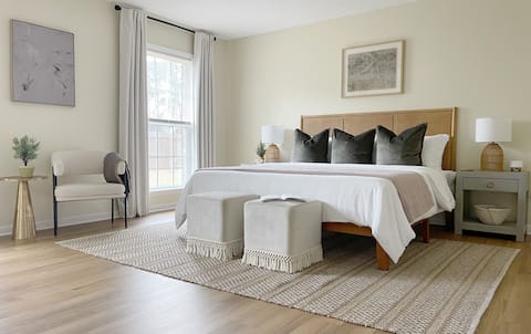 Large Home Sleeps 10 Beach & Downtown | Dog Heaven