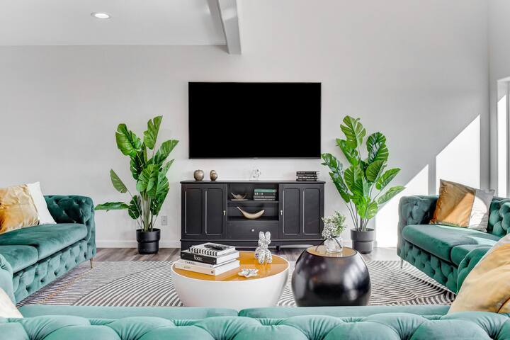 LUX 7BR/4.5BA • Stylish Villa w/Heated Pool&Spa + gallery image 3