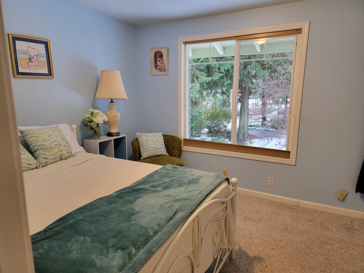 Private bedroom, shared bath, one acre, female. Houses for Rent in