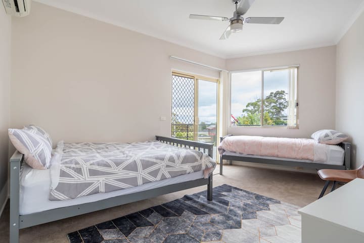 ห้องนอนที่ห้าที่น่ารักมาพร้อมเตียงคู่ 1 หลังและเตียงเดี่ยว 1 หลังเหมาะสำหรับผู้ที่เดินทางพร้อมเด็ก