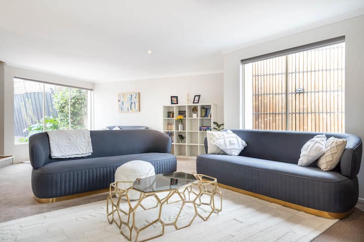 The Moondah Manor: A Poolside Family Retreat - Frankston