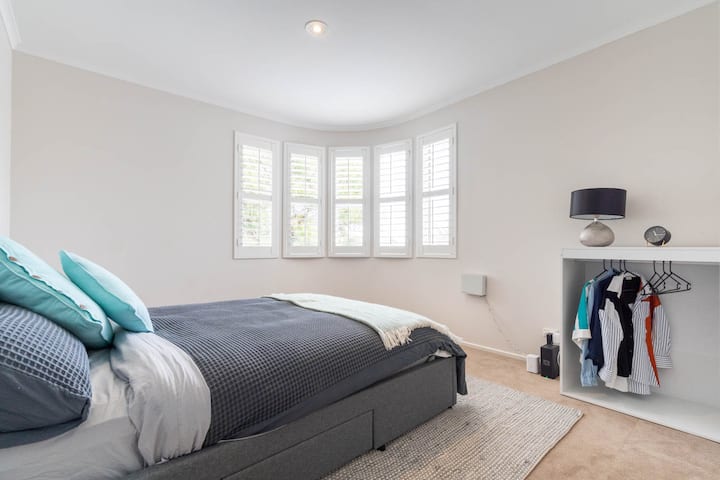 ห้องนอนที่สองที่สว่างและกว้างขวางเน้นเตียงควีนไซส์พร้อมพื้นที่เก็บของของคุณ