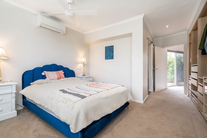 ห้องสวีทใหญ่มาพร้อมกับพื้นที่เก็บของมากมายเตียงควีนไซส์และห้องน้ำในตัวส่วนตัว