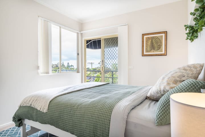 ห้องนอนที่ 4 เปิดออกสู่ระเบียงรับลมเย็นๆและแสงธรรมชาติมากมาย