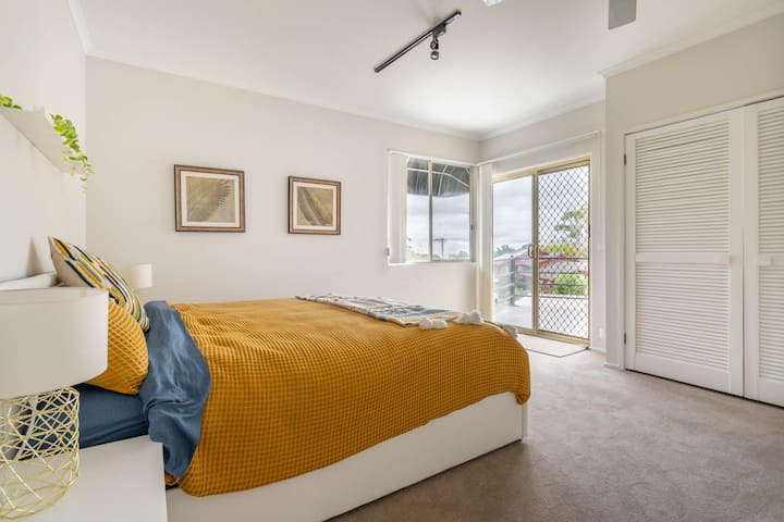 นอนหลับสบายในห้องนอนที่สามที่น่ารักพร้อมเตียงคิงไซส์โต๊ะข้างและไฟอ่านหนังสือ