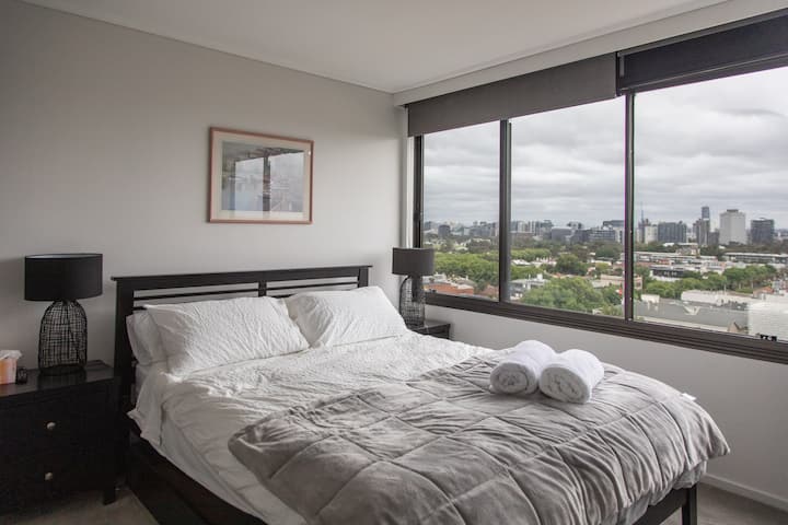 Hlavná spálňa s manželskou posteľou a výhľadom na Dandenong Ranges