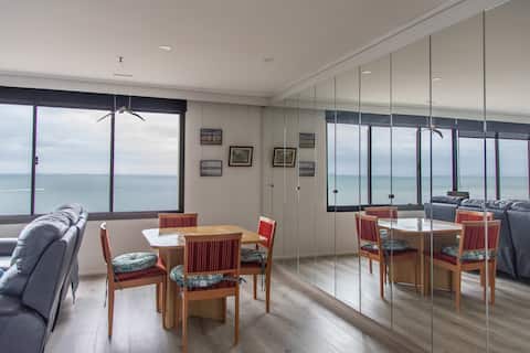 Top Airbnb: Luxury Beachfront Panoramic Views in St Kilda
