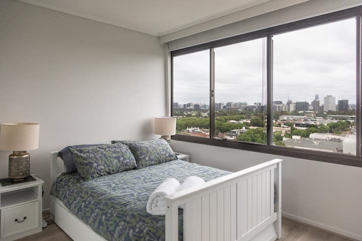 Druhá spálňa s manželskou posteľou a skvelým výhľadom