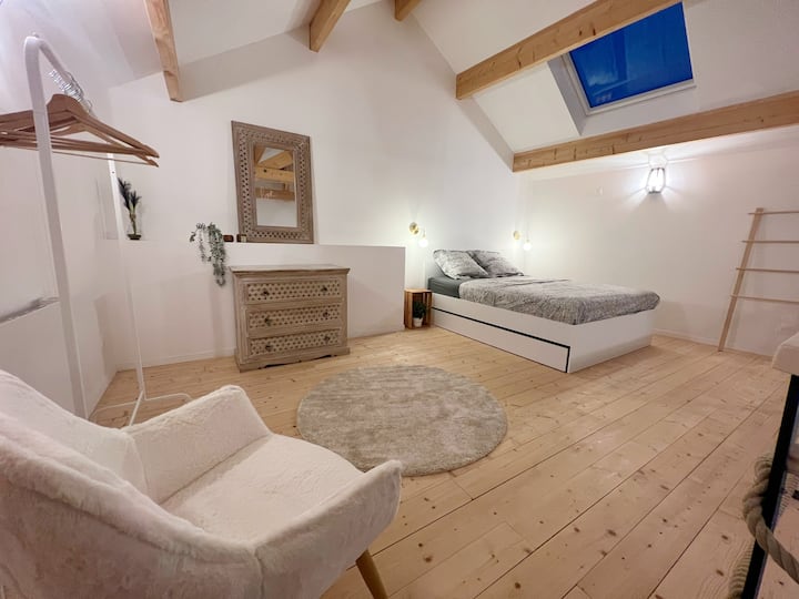 ห้องพักอบอุ่นและโรแมนติกมากพร้อมตู้เสื้อผ้าและที่เก็บของ 