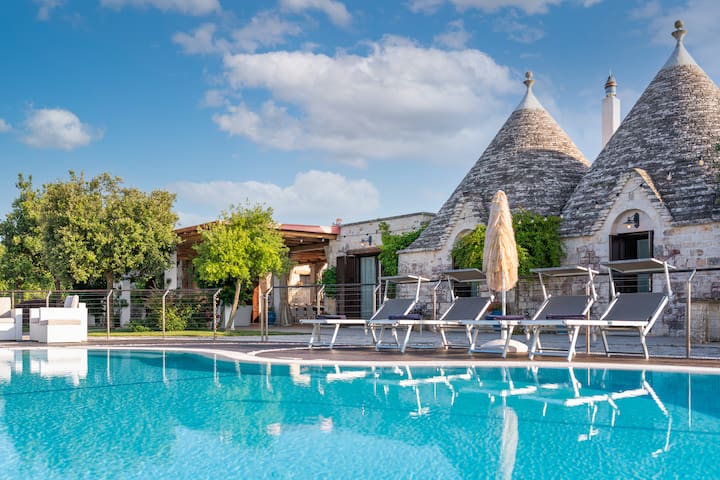 Trulli Ericla Luxury with tennis court and Pool
