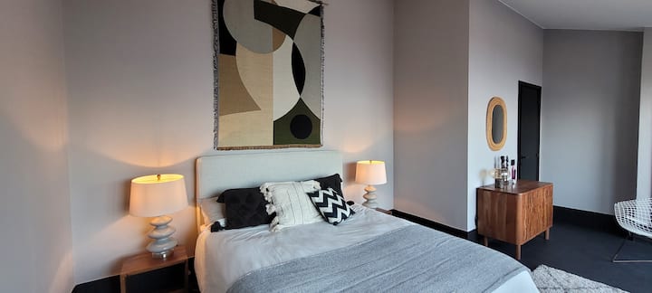 Hlavná spálňa s malou vlastnou kúpeľňou a veľkou vlastnou terasou s výhľadom na jazero