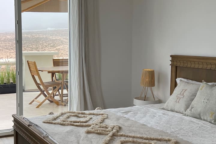 Habitación principal con su cuarto de baño y vestidor.
Iluminado súper cómodo180 X 200
Ventana con vistas al mar y puerta ventana hacia la terraza con vistas al mar y a la montaña.
Decoración bohemia chic.