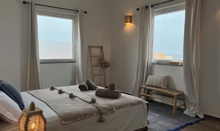 Habitación luminosa y vistas al mar.
Cama doble, muy cómoda 160 X 200
Armario. 
Decoración bohemia elegante.
