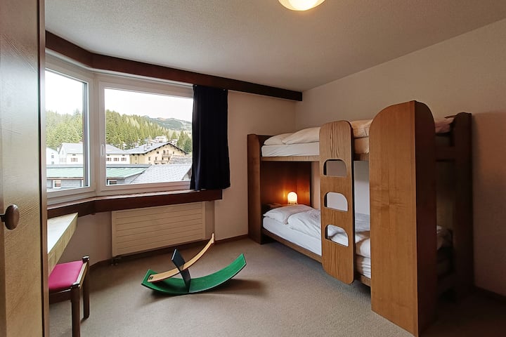 Chumba cha watu wanne kwenye ghorofa ya chini