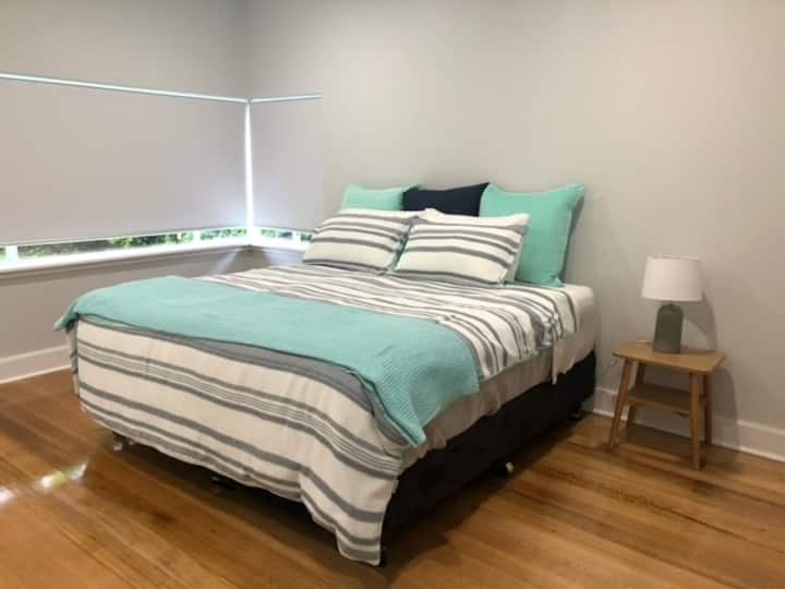 هذه هي غرفة النوم الرئيسية التي تحتوي على سرير بحجم كينغ ومرتبة مريحة جدًا ودونا وبطانية جميلة.  سخان لوحة الحائط. توجد خزانة ملابس مدمجة مع مرآة وغرفة تواليت (حوض وحوض ومرحاض) بطانية كهربائية.