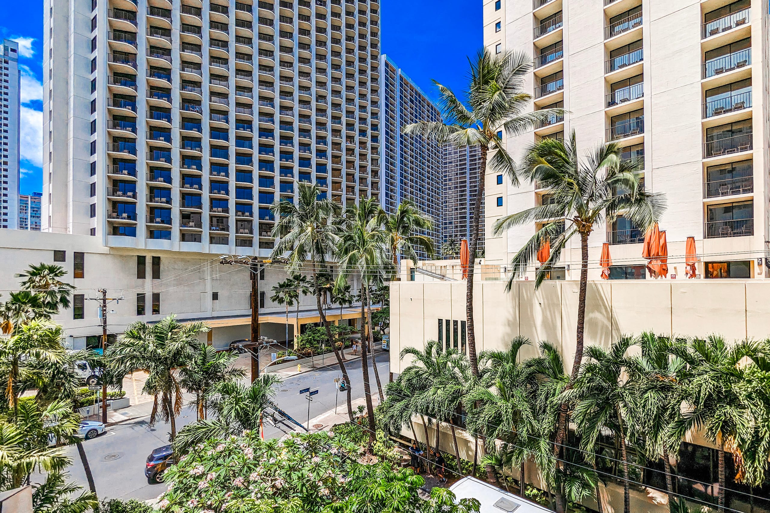 Condo in Honolulu · ★4.93 · 2 bedrooms · 5 beds · 2 private baths - Image 35
