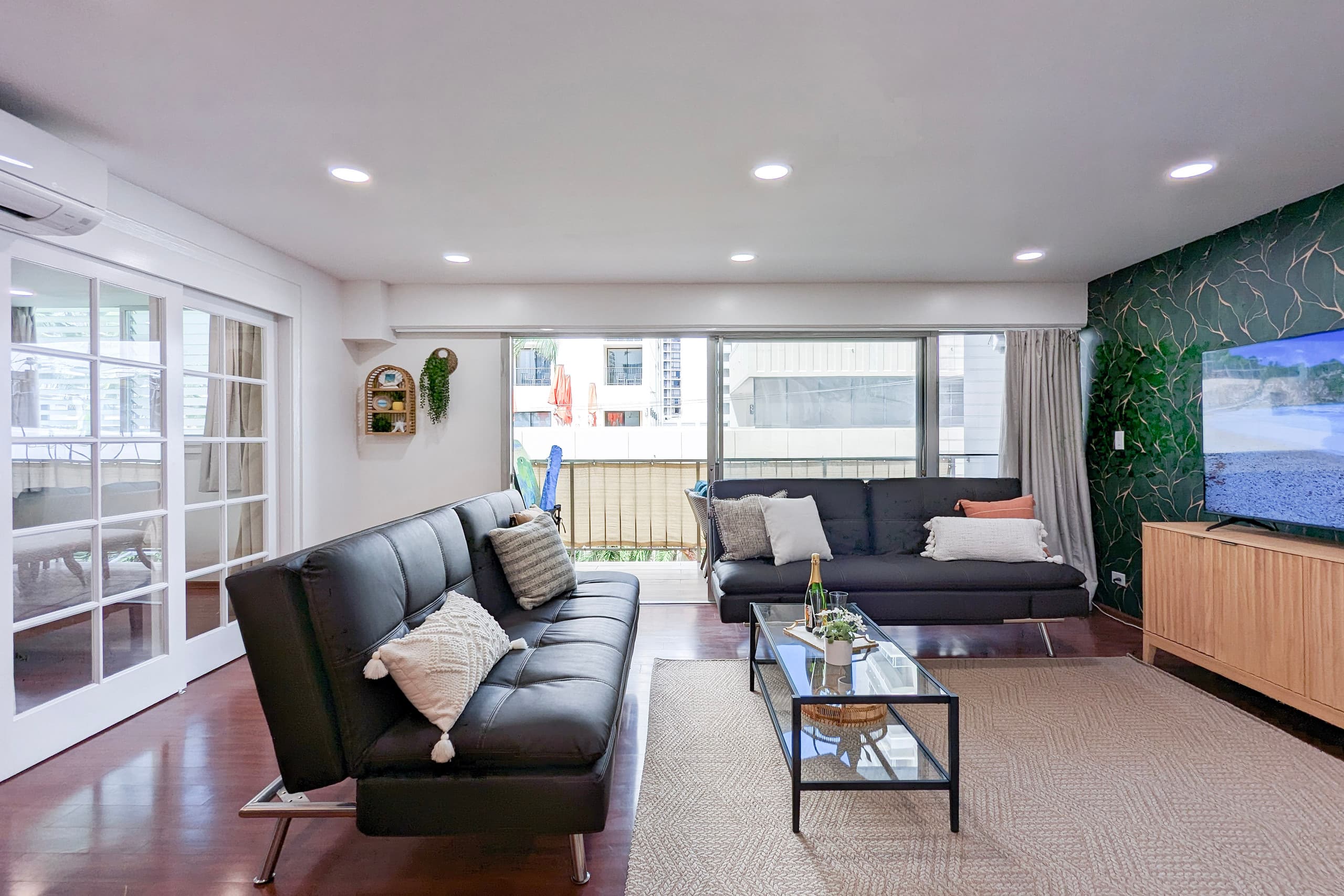 Condo in Honolulu · ★4.93 · 2 bedrooms · 5 beds · 2 private baths - Image 8