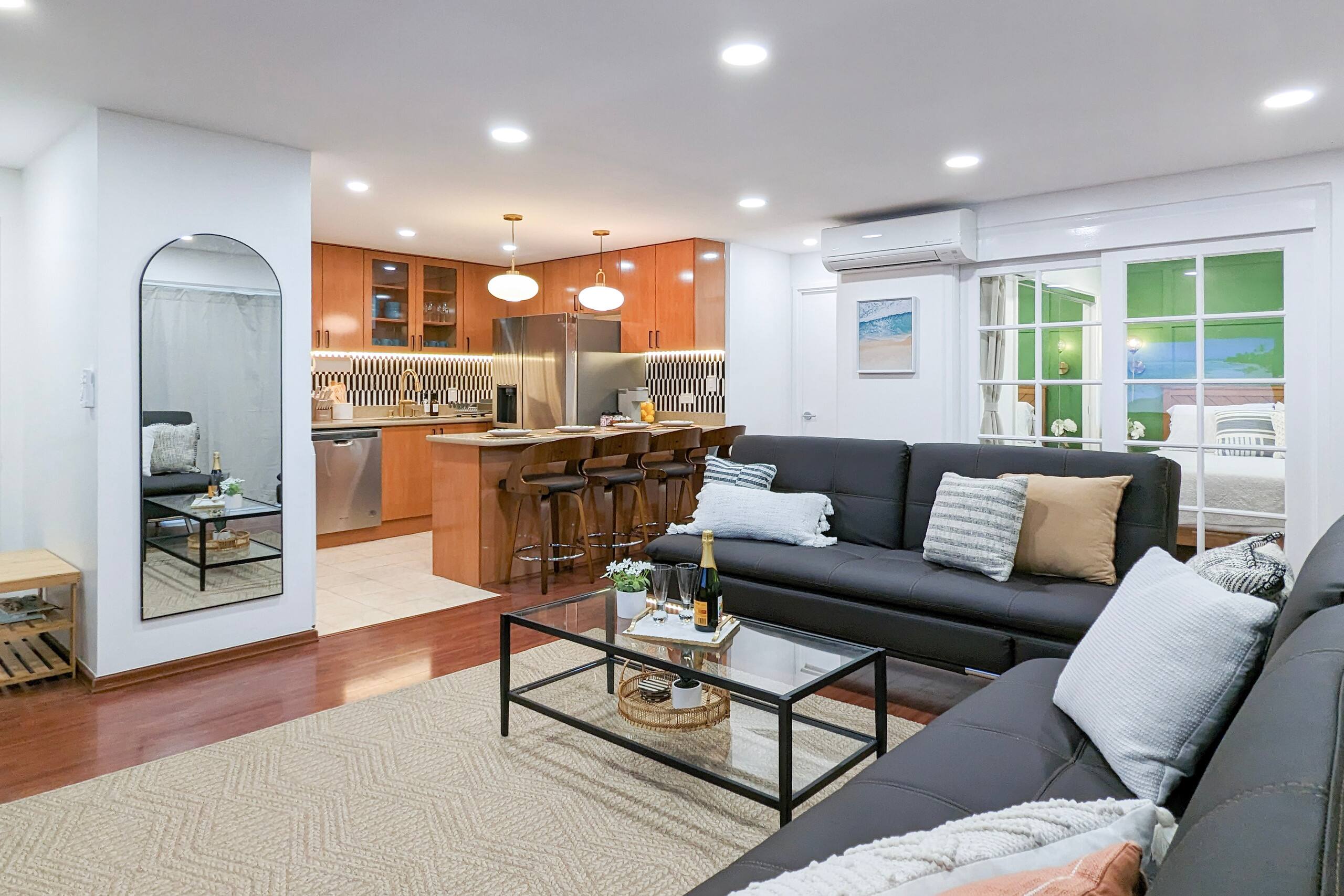 Condo in Honolulu · ★4.93 · 2 bedrooms · 5 beds · 2 private baths - Image 5