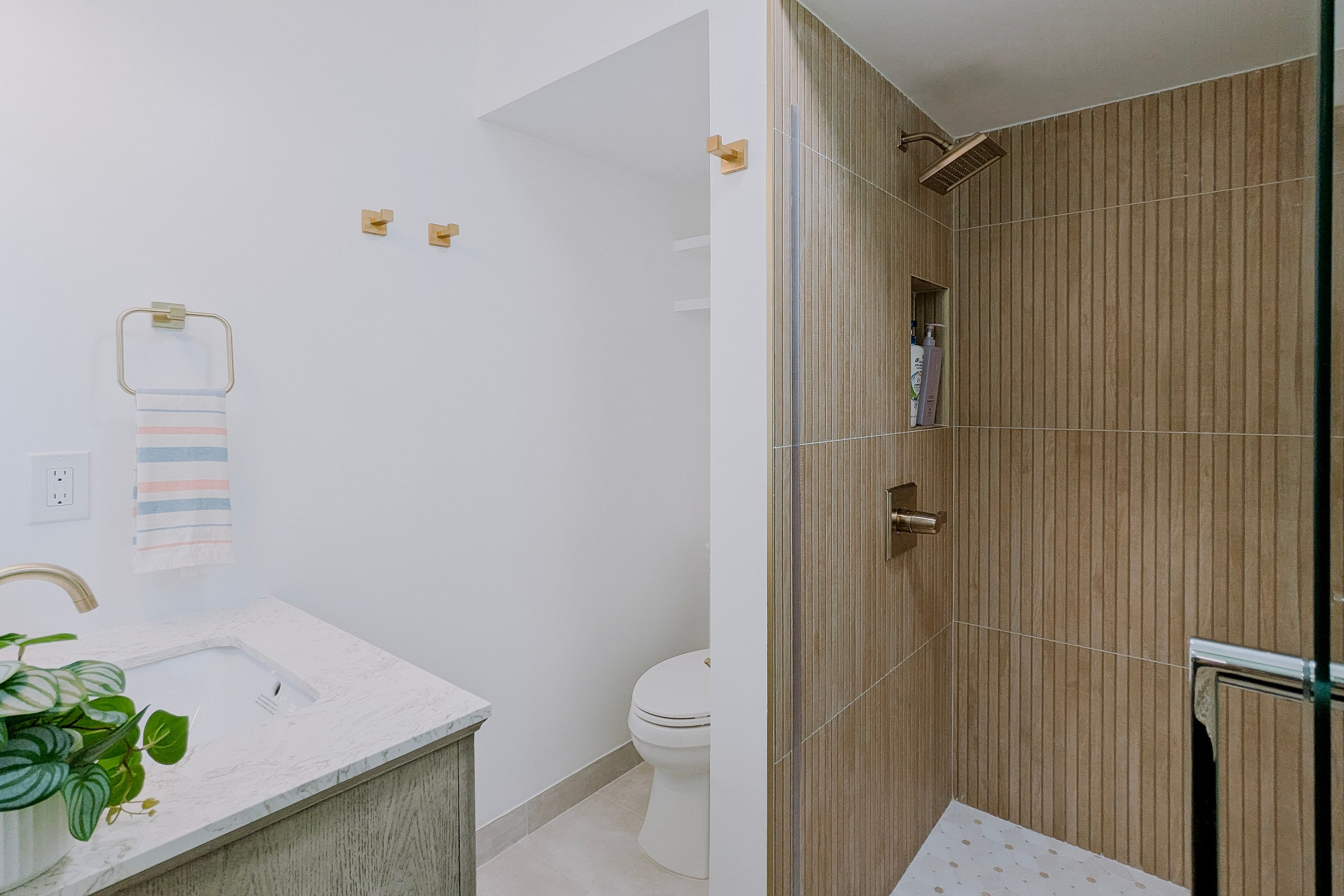 Condo in Honolulu · ★4.93 · 2 bedrooms · 5 beds · 2 private baths - Image 31