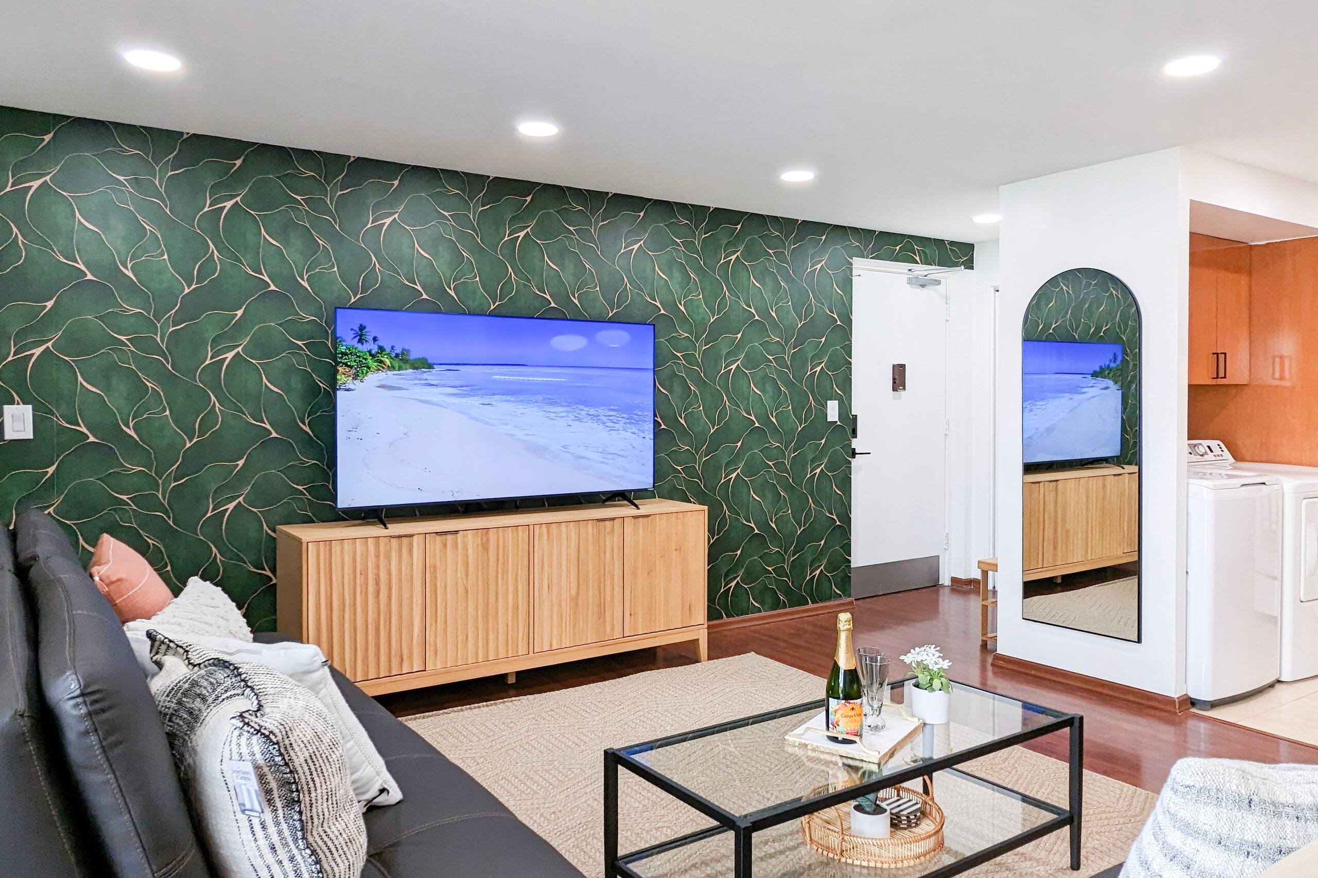 Condo in Honolulu · ★4.93 · 2 bedrooms · 5 beds · 2 private baths - Image 4