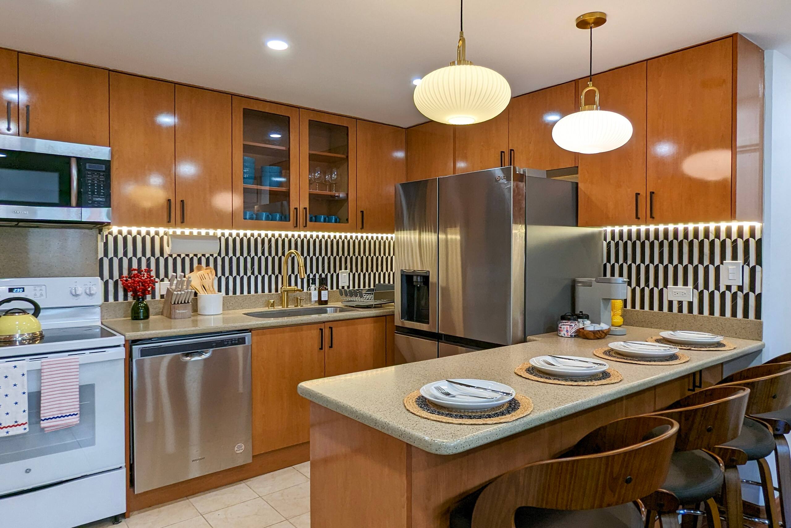 Condo in Honolulu · ★4.93 · 2 bedrooms · 5 beds · 2 private baths - Image 13