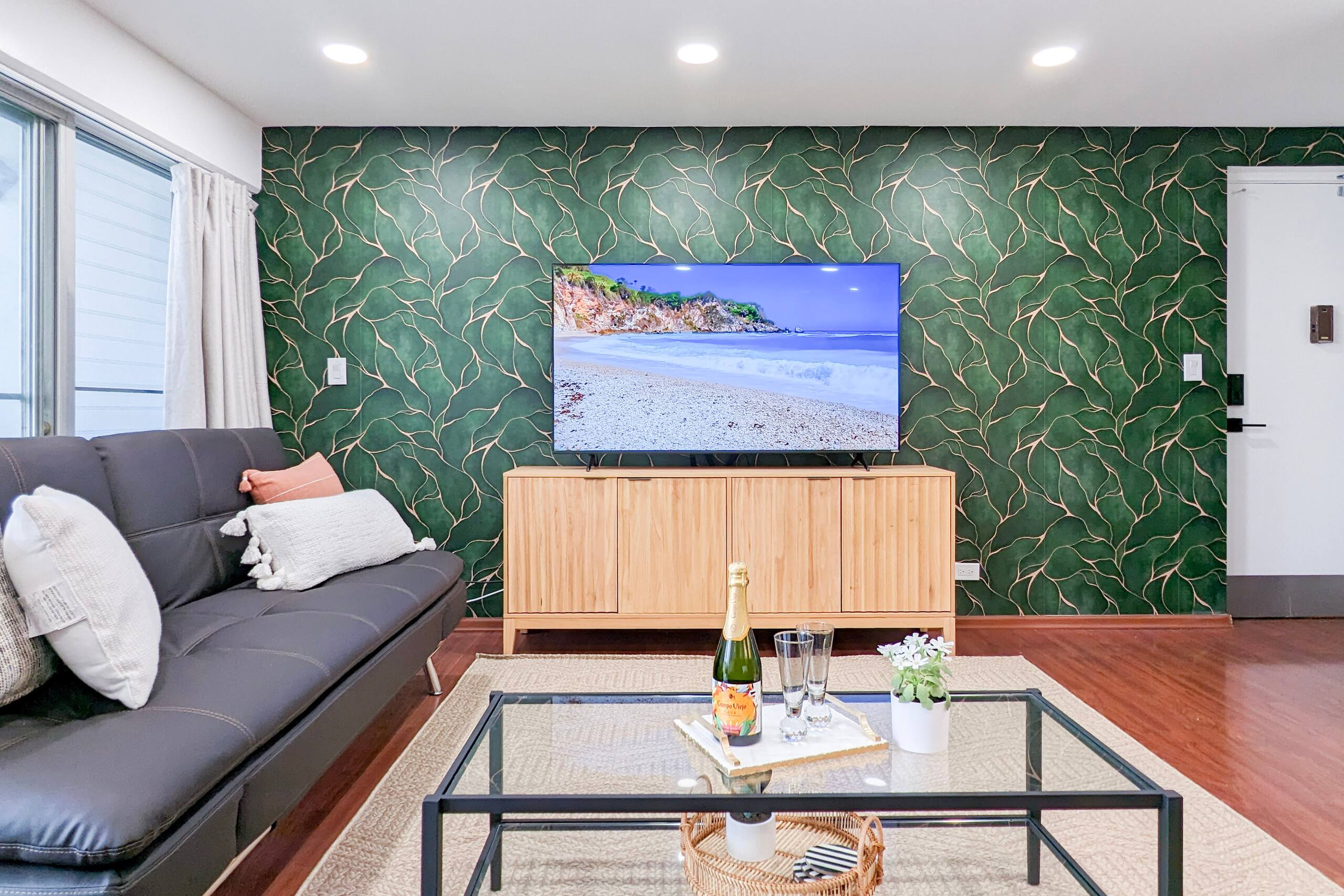 Condo in Honolulu · ★4.93 · 2 bedrooms · 5 beds · 2 private baths - Image 3