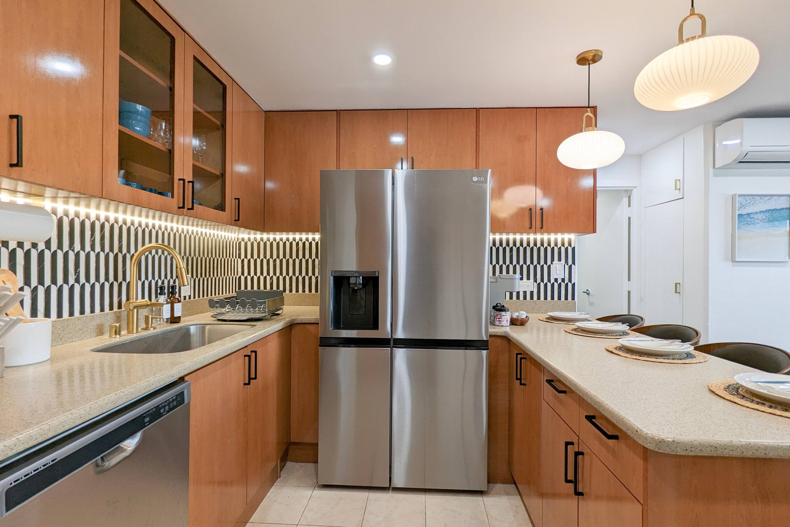 Condo in Honolulu · ★4.93 · 2 bedrooms · 5 beds · 2 private baths - Image 12