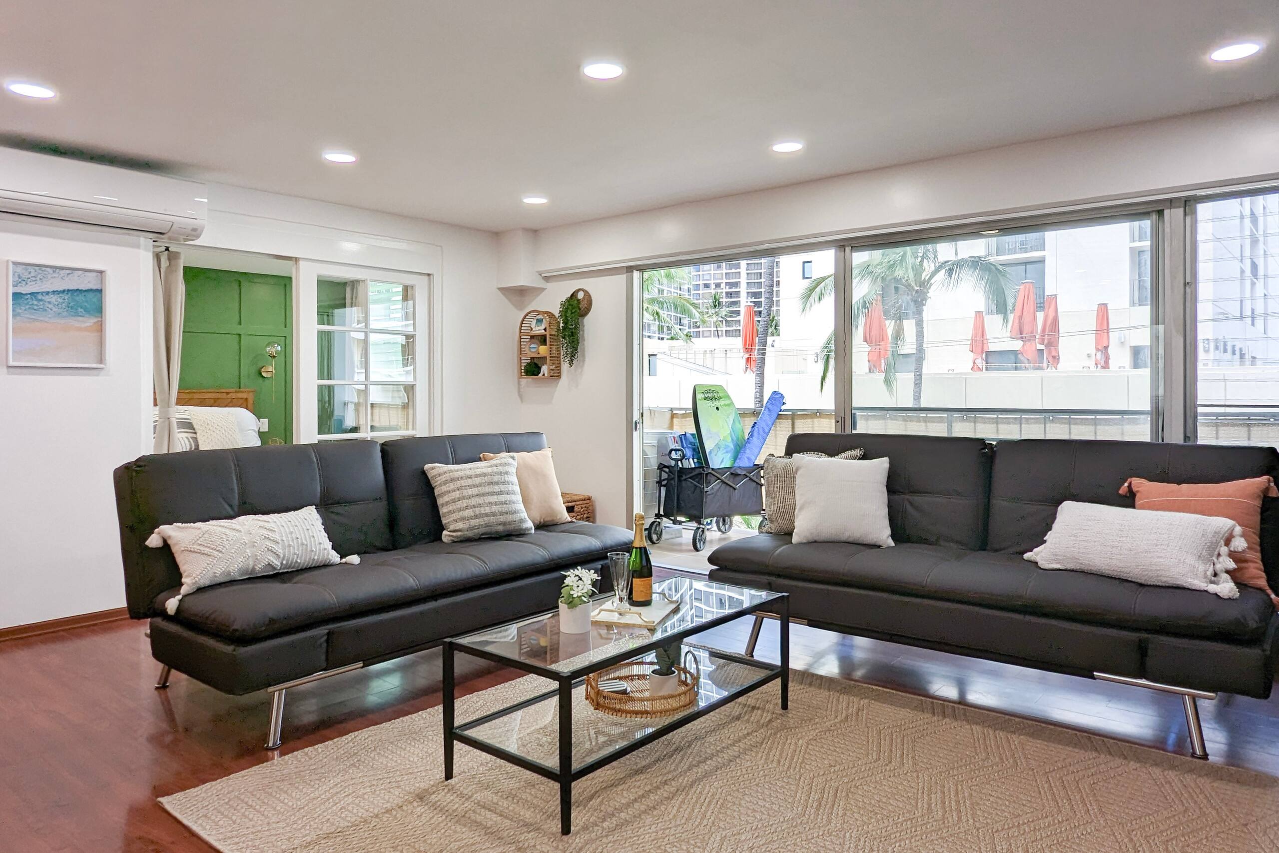 Condo in Honolulu · ★4.93 · 2 bedrooms · 5 beds · 2 private baths - Image 6