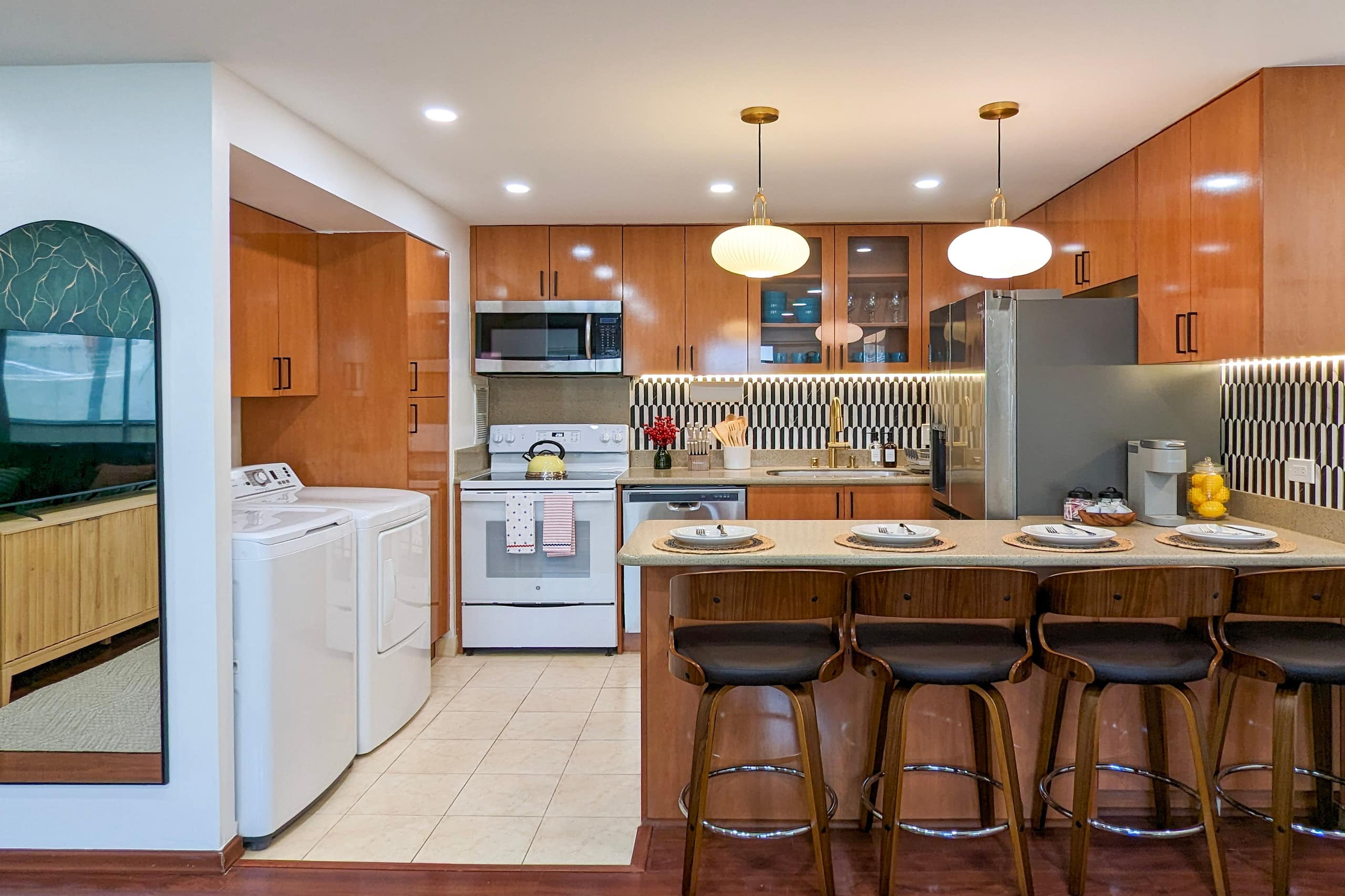 Condo in Honolulu · ★4.93 · 2 bedrooms · 5 beds · 2 private baths - Image 10