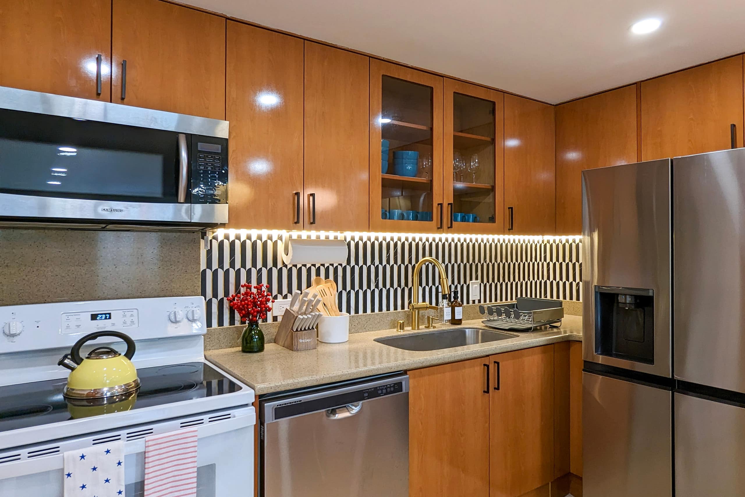 Condo in Honolulu · ★4.93 · 2 bedrooms · 5 beds · 2 private baths - Image 11