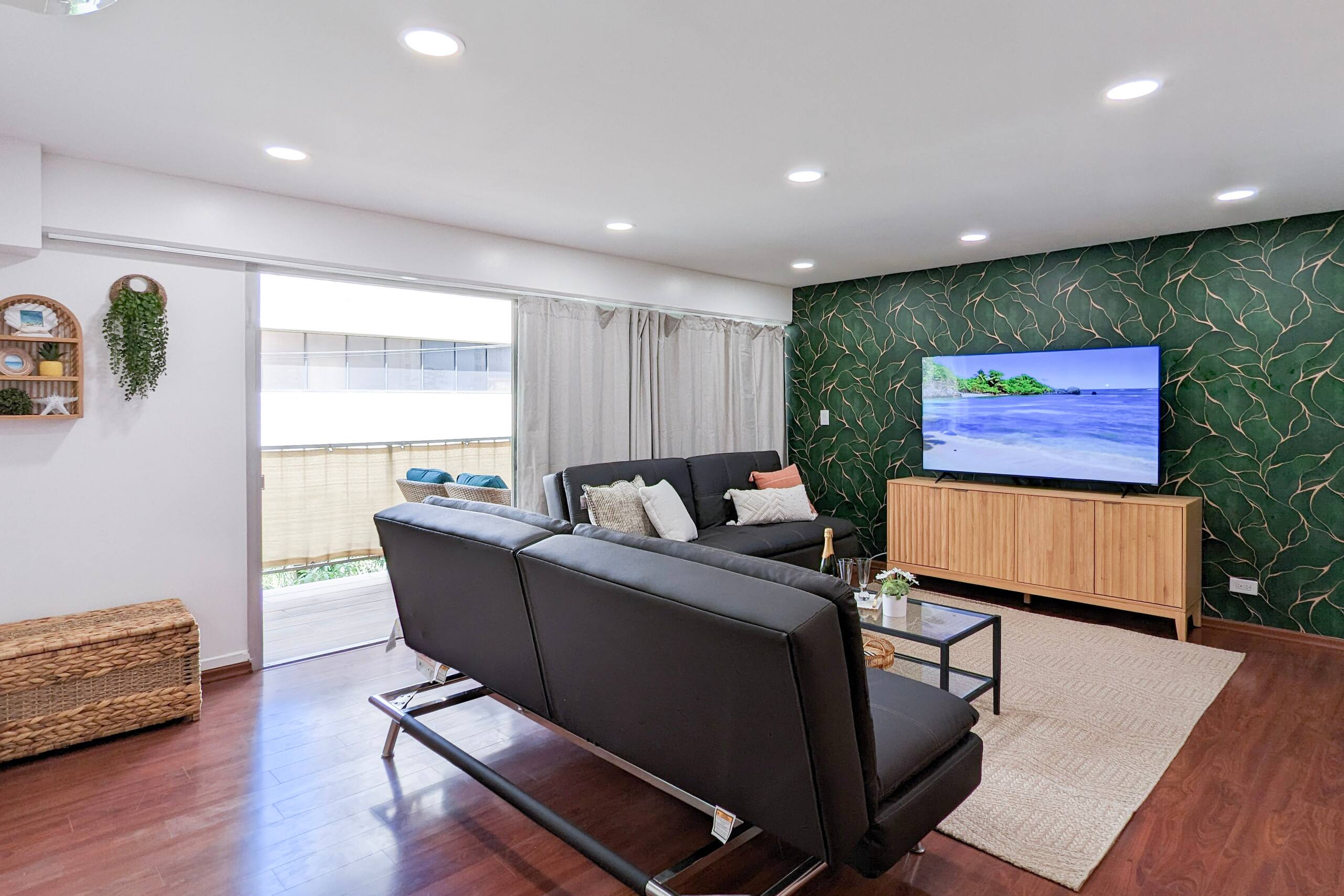 Condo in Honolulu · ★4.93 · 2 bedrooms · 5 beds · 2 private baths - Image 9