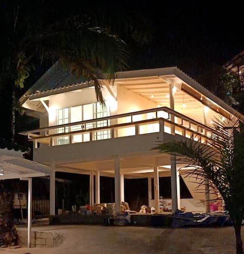 Ocean Front Treetops Sea View, Private, beach 25m