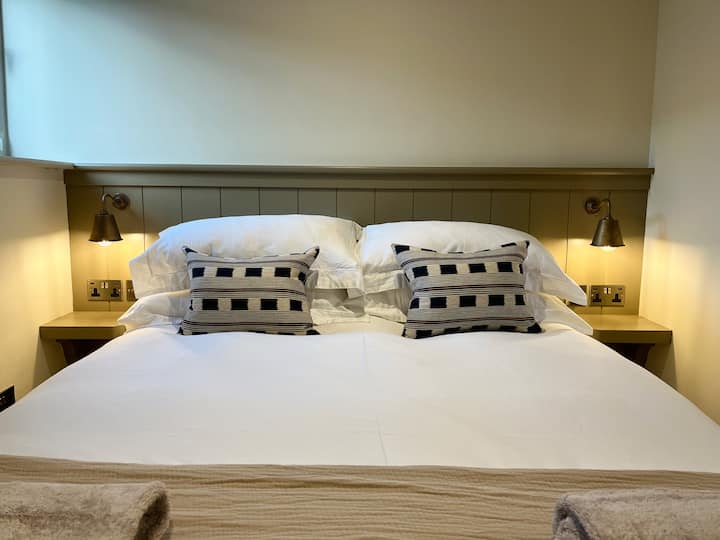 一号卧室配有超大双人床 