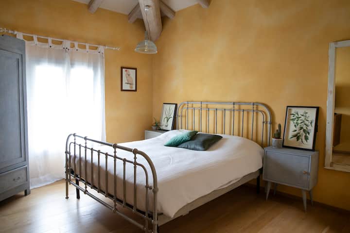 غرفة صفراء مفروشة لأولئك الذين يريدون لحظات من الاسترخاء المطلق