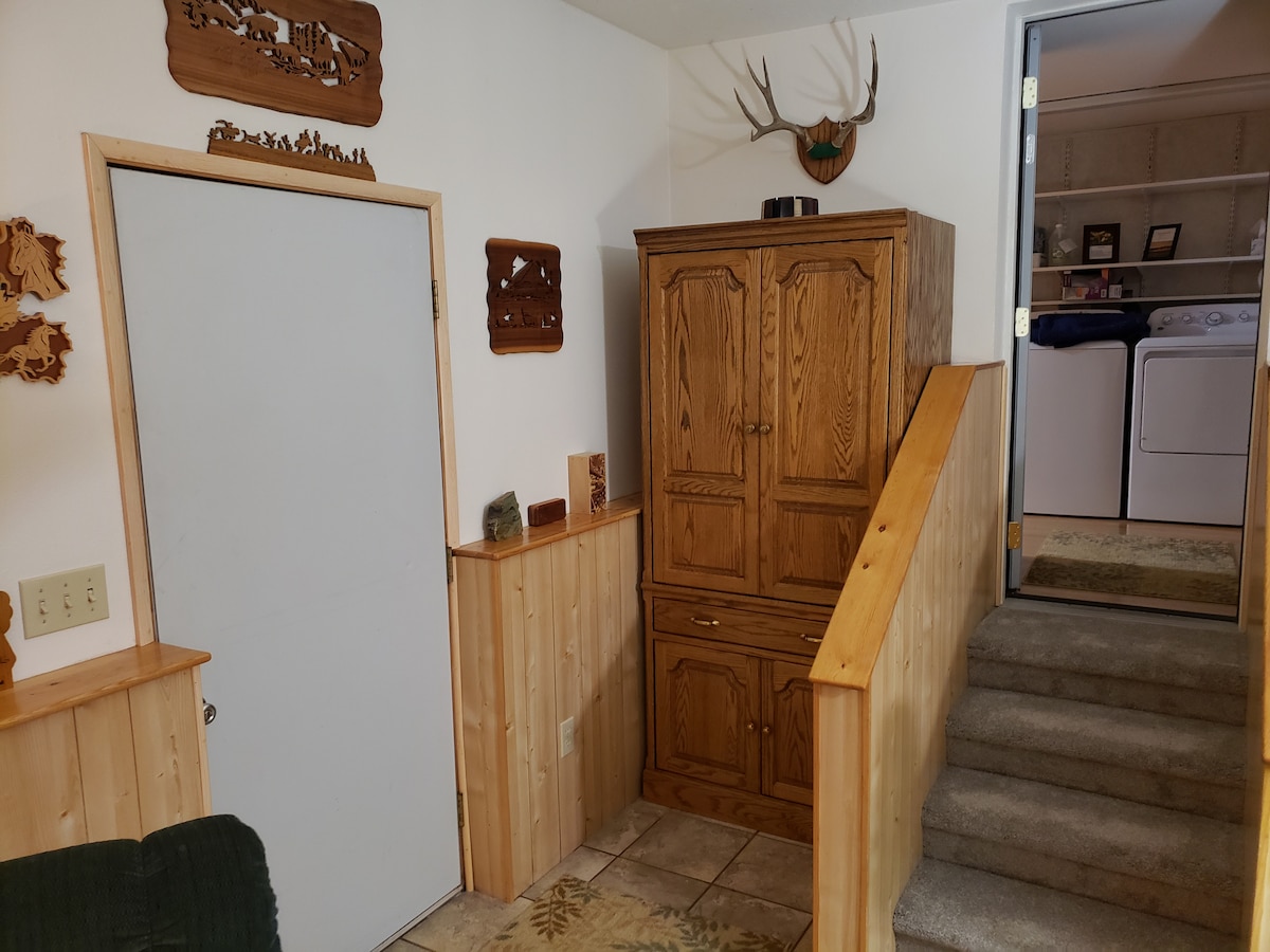 Почти звукоизолирана врата и защитна стена  между стаята за гъши и къщата. Има отделен вход за лятното часово време.