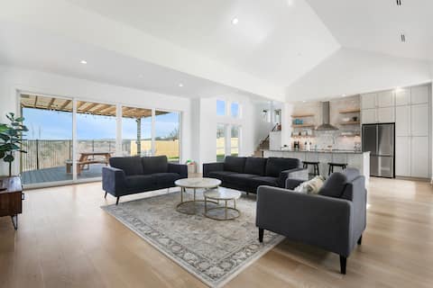 Top Airbnb: Highly Rated - Group Favorite - Book The View! in Briarcliff
