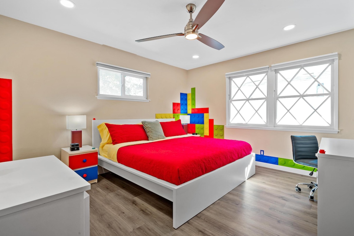 ห้องนอนใหญ่สีสันสดใสพร้อมเตียงขนาดคิงไซส์