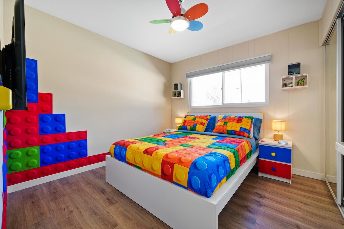 ห้องนอนผู้เข้าพักเลโก้สีสันสดใสพร้อมเตียงควีนไซส์