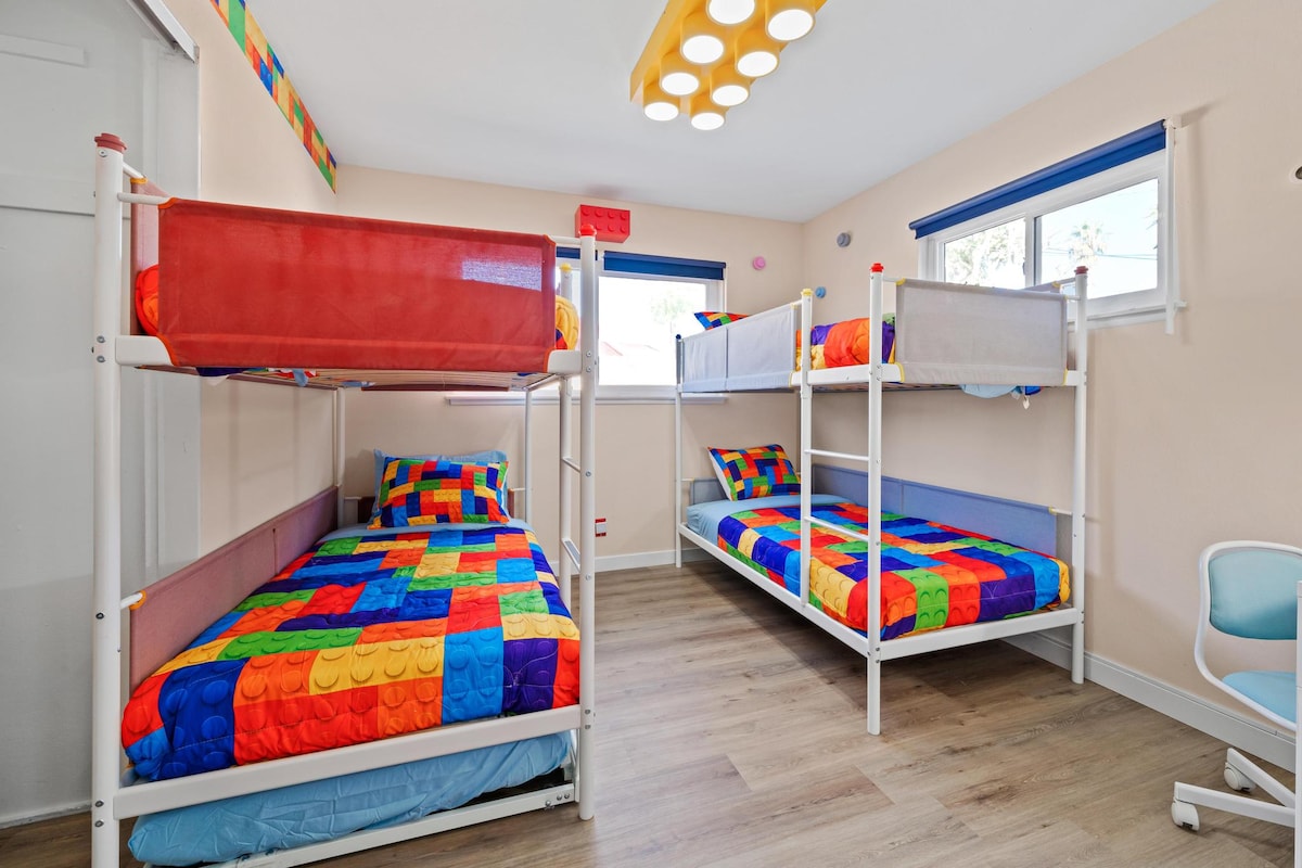 เตียง 2 ชั้น 2 หลังในห้องนอนเด็ก