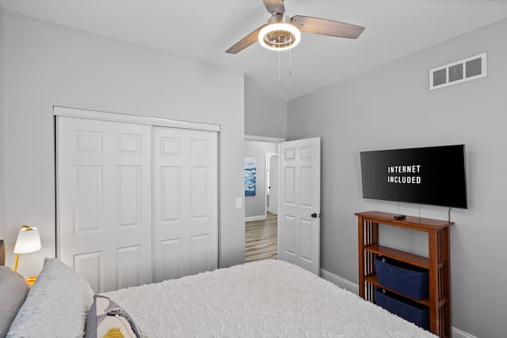 Основна спалня, дрешник, телевизор