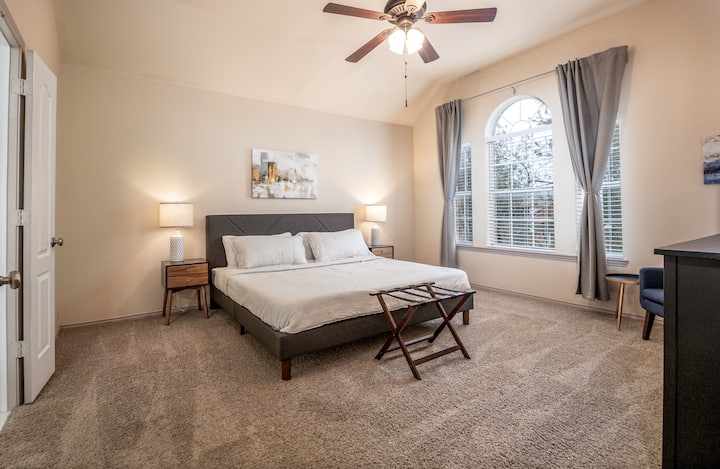 Kitanda cha mfalme, sehemu ndogo ya kusomea, runinga, mapazia ya kuzuia mwanga wa jua, mwangaza wa jua wa kutosha asubuhi, kahawa na chai jikoni - mwisho mzuri au anza siku zako!